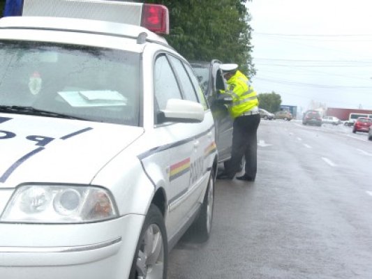 Poliţiştii rutieri, la datorie: au sancţionat şoferii şi pietonii, în zona Far